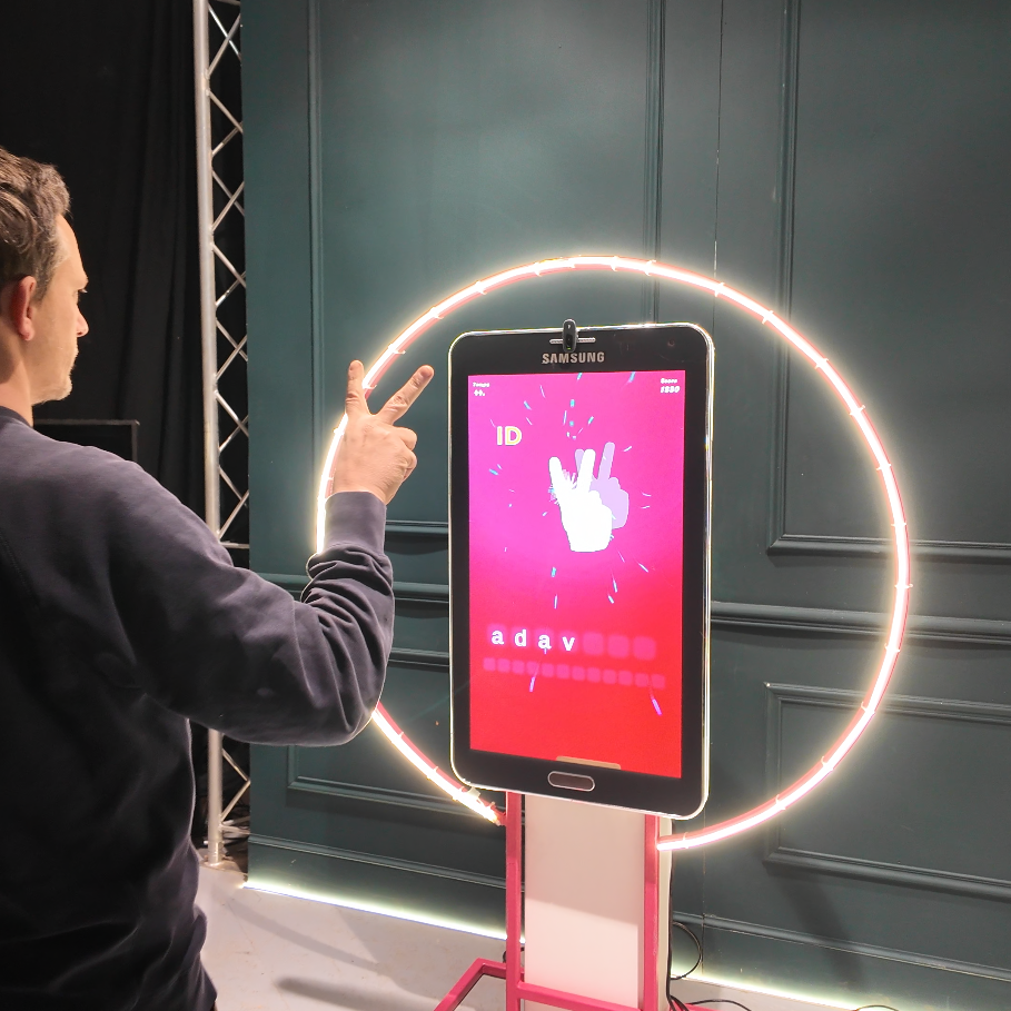 Borne apprenante USIgn, jouer avec le langage des signes